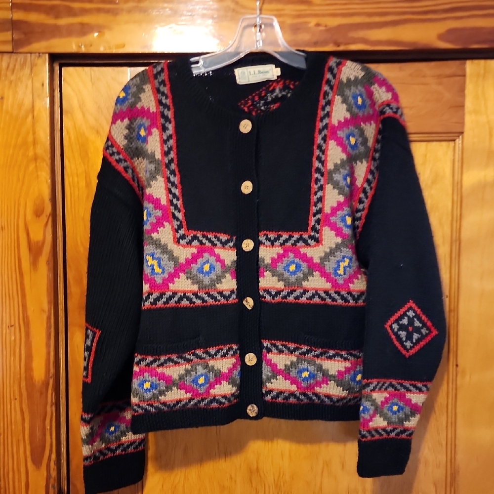 Vintage L.L. Bean Black and Red Patterned Cardigan Large